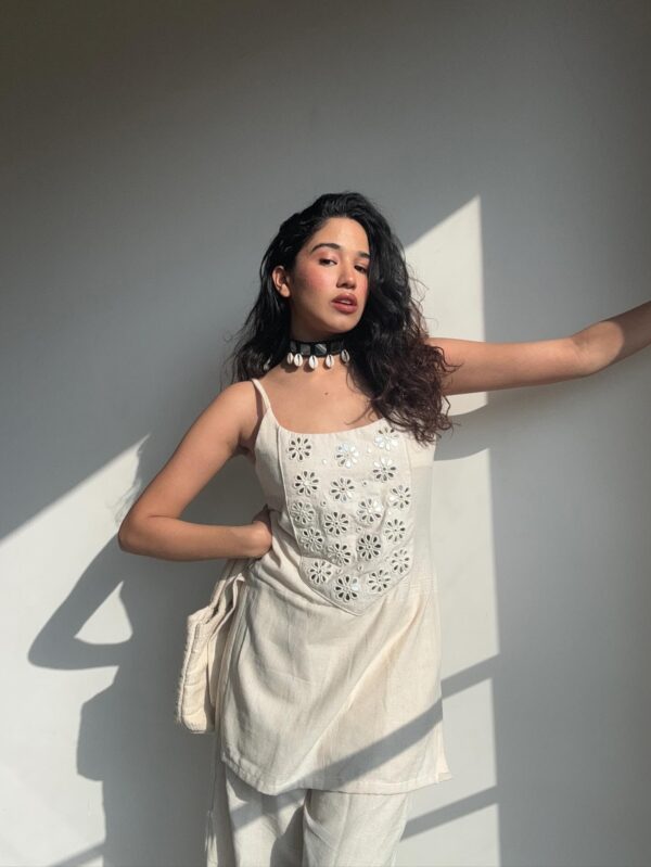 Aabroo Kurta – Handwoven Elegance in Mirror Work