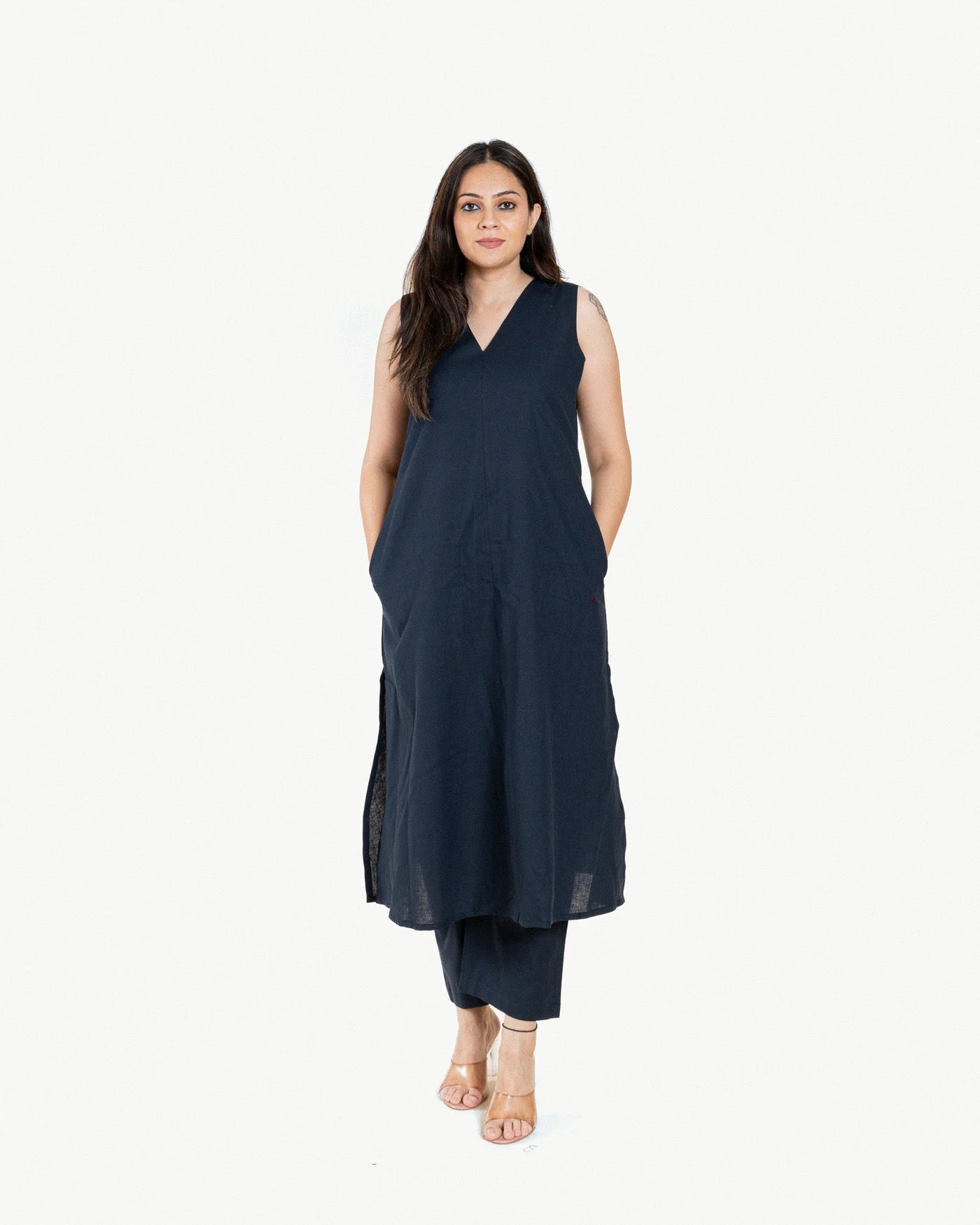 Graceflow – Sleeveless Cotton Straight Kurta Pant Set