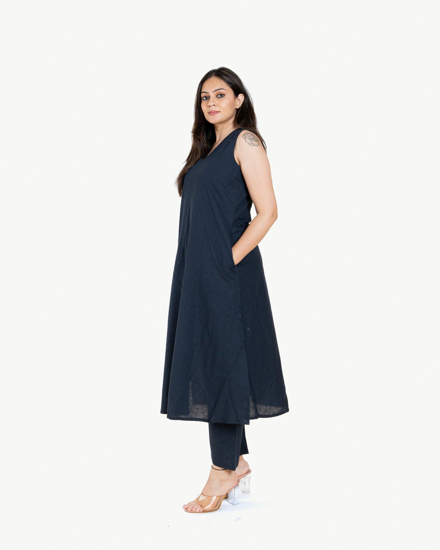 Graceflow – Sleeveless Cotton Straight Kurta Pant Set