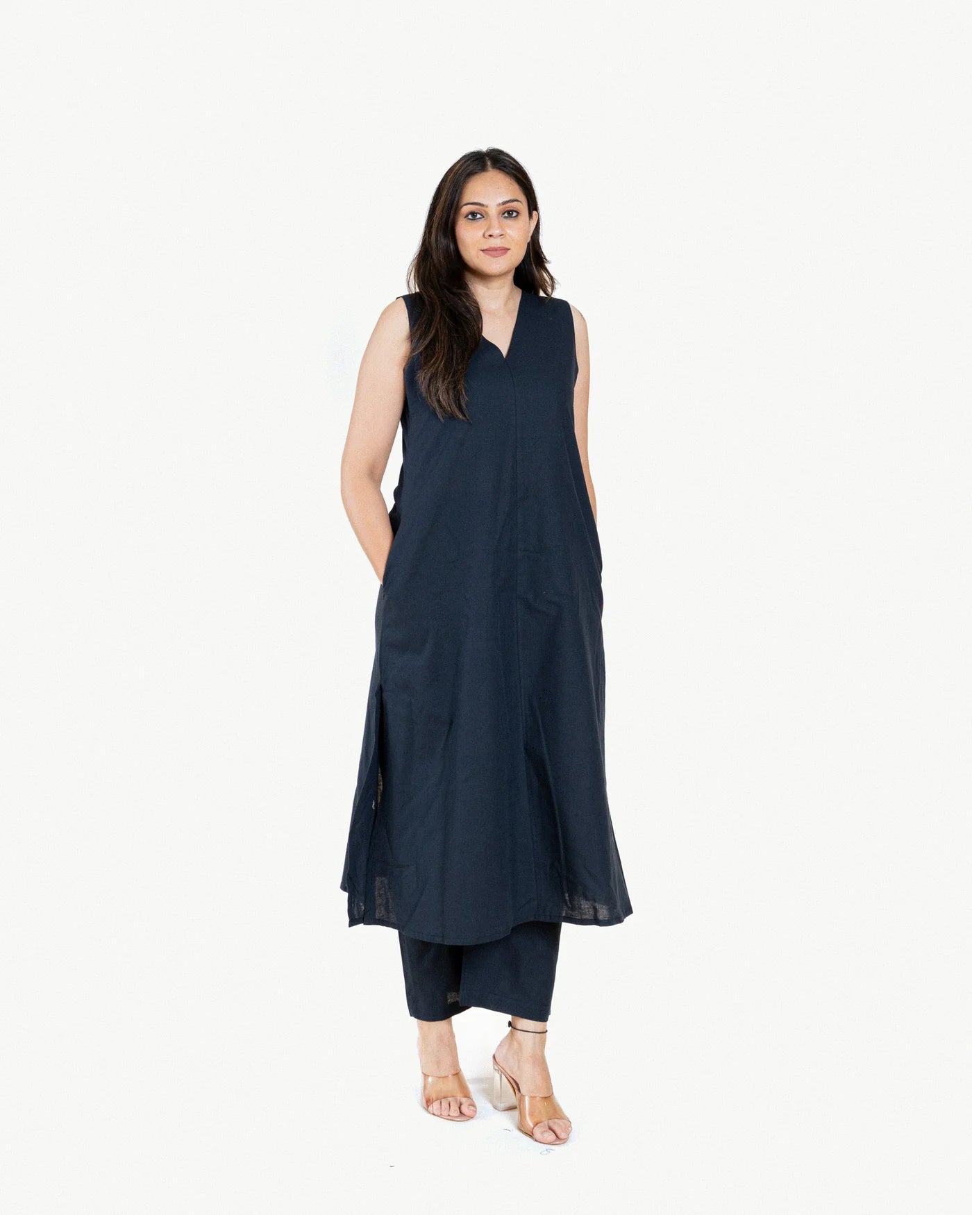 Graceflow – Sleeveless Cotton Straight Kurta Pant Set